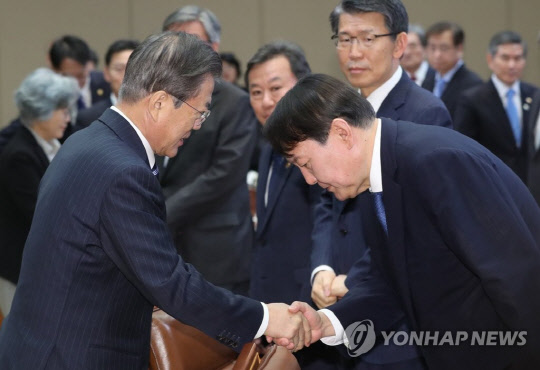 문재인 대통령에서 90도 가까이 숙이며 인사하고 있는 윤석열 검찰총장(사진=연합뉴스)